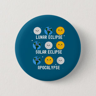 Voor zonsverduistering 04 08 24 ronde button 5,7 cm