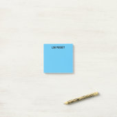 Vooraf gelabeld blauw met lage prioriteit post-it® notes (Op bureau)