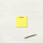 Vooraf gelabeld geel met lage prioriteit post-it® notes (Op bureau)