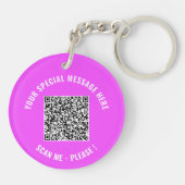 Voorbeeld van uw QR-code en aangepaste tekst Sleut Sleutelhanger (Achterkant)