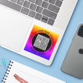 Voorbeeld van uw QR Code Sticker met aangepaste te (Laptop met iPhone)