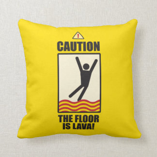 VOORZICHTIG. De vloer is lava. een kussen