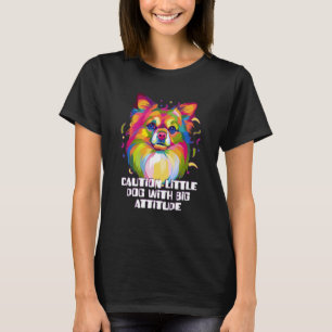 Voorzichtige kleine hond met grote aandacht voor C T-shirt
