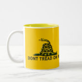 VOORZICHTIGE VLAG: "Niet op mij tikken" Tweekleurige Koffiemok (Links)