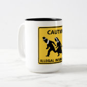 Voorzichtigheid: illegale immigranten tweekleurige koffiemok (Voorkant links)