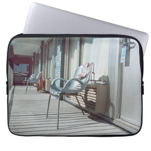 Voorzitters buiten het Beach Hotel Rooms Laptop Sleeve