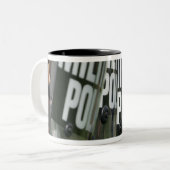 vorming van oproerbeheersing tweekleurige koffiemok (Voorkant links)