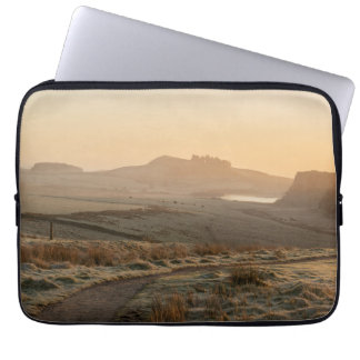 Vorstige ochtend bij Steel Rigg Laptop Sleeve