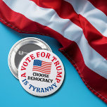 Voter pour Trump, c'est choisir la démocratie<br><div class="desc">Un vote pour Trump est la tyrannie,  choisissez la démocratie. Un bouton patriotique démocrate pour l'élection de 2024 rappelant aux électeurs que Donald Trump a commis une trahison contre les États-Unis d'Amérique. Un drapeau américain pour un patriote qui est contre le parti républicain.</div>