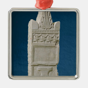Votive stele met driehoekige voorziening metalen ornament