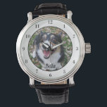 Votre Chien Personnalisé Photo Mignonne Propriétai<br><div class="desc">Personnalisez avec la photo de votre chien sur cette montre personnalisée du propriétaire de l'animal et customisez avec leur nom au bas. Un beau cadeau personnalisé de montre-bracelet pour un chien ou un chat pour immortaliser son amour. Bordé en blanc avec des chiffres noirs.</div>