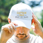 Votre nom de bateau Captain Nautical Stars Gold Si<br><div class="desc">Voilier en style avec un casquette brodé blanc et personnalisé avec votre grade de capitaine ou autre titre, votre nom ou nom de bateau et étoiles. Plusieurs couleurs de casquette et de fil à choisir. Fait un grand cadeau personnalisé pour la Fête des pères, la fête des mères ou toute...</div>