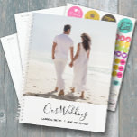 Votre photo de mariage<br><div class="desc">Organisateur de mariage avec votre photo préférée sur la couverture personnalisée avec vos détails en lettrage chic. L'organisateur comprend des dispositions mensuelles et hebdomadaires,  12 mois,  60 pages avec des couvertures avant et arrière en SOFT ou HARD laminé.</div>