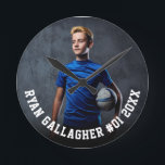 Votre photo de sport | Horloge ronde personnalisée<br><div class="desc">Personnalisé 24h/24 avec votre photo de sport avec nom personnalisé, numéro de joueur et nom d'équipe, école, ville, année ou message en gras typographie collégiale. Convient à toute photo, couleur, tous âges, tout sport. Testez-le pour voir à quoi il ressemble ! Pour effectuer d'autres modifications, entrez l'outil de conception, si...</div>