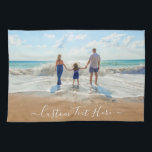 Votre serviette de cuisine photo avec texte person<br><div class="desc">Serviettes de cuisine personnalisées - Unique votre propre design - Famille personnalisée / Amis ou Serviette personnelle / Cadeau - Ajouter votre texte et votre photo - Redimensionner et déplacer des éléments avec l'outil de personnalisation! Choisissez la police / taille / couleur ! Bonne chance - Soyez heureux :)</div>