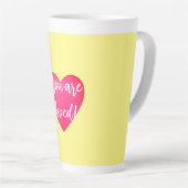 Vous êtes adoré latte jaune Mug (Angle droit)