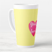 Vous êtes adoré latte jaune Mug (Angle gauche)