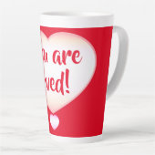 Vous êtes aimés ! Tasse latte (Angle droit)