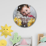 Vous Êtes Mon Sunshine Cute Tournesol Jaune Photo<br><div class="desc">Vous Êtes Mon Sunshine Cute Tournesol Jaune Photo Grand Mur Horloge. Un cadeau pour les enfants cette saison des Fêtes. Customisez l'horloge en téléchargeant une photo. Pour toute personnalisation supplémentaire,  n'hésitez pas à me contacter à l'adresse mypaperlove2021@gmail.com</div>