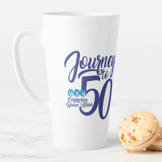 Voyage à 50 Latte Café Mug (En situation)