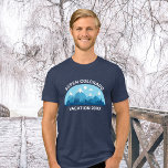 Voyage en famille sur mesure Blue Snowy Mountain<br><div class="desc">T-shirts famille assortis customisés pour votre escapade ski dans les montagnes du Colorado pendant vos vacances d'hiver. Ce tee-shirt de ski cool présente un joli dessin de montagnes enneigées et un paysage bleu. Un grand t-shirt nature pour une famille aimante en plein air pour leur expédition nature.</div>