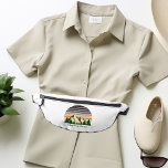 Voyage sur route de Green Forest Mountain<br><div class="desc">Customisez votre sac à dos pour un voyage dans la nature cet été ou cet automne. Personnalisez avec votre nom de famille sous la forêt verte d'arbres et le coucher de soleil de montagne foncé pour un séjour cool pour votre groupe extérieur.</div>