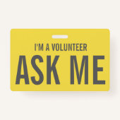 Vraag me Geel Grijs Ik ben een vrijwilliger Badge (Voorkant)