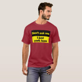 Vraag me niet dat ik hier gewoon werk. t-shirt (Voorkant volledig)