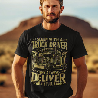 Vrachtwagenchauffeur met volle lading rijdt bij zo t-shirt