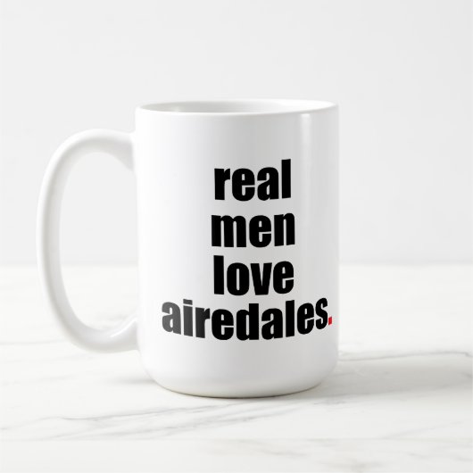 Vraie tasse d'Airedales d'amour d'hommes (Gauche)