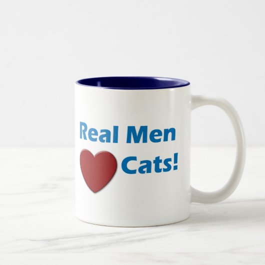 Vraie tasse de chats d'amour d'hommes (Droit)