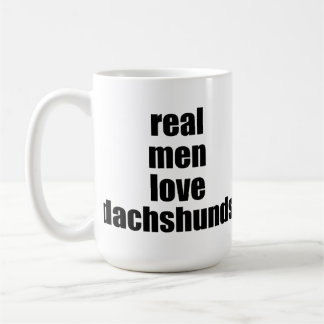 Vraie tasse de teckels d'amour d'hommes