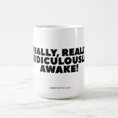 "Vraiment Ridiculement Réveillé" Mug Classique (Centre)