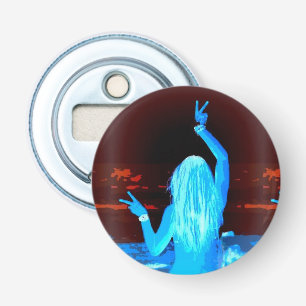 vredelievend hippiemeisje button flesopener