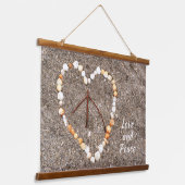 Vredesgebarentaal in het hart van de Seashells op  Hangend Wandkleed (Gebogen)