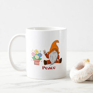 Vredeskabouter op een koffiekopje koffiemok