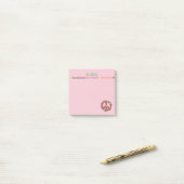 Vredesteken gepersonaliseerd met naam in roze post-it® notes (Op bureau)