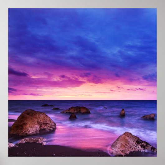 Vredige Beach Sunset met rotsen en bewolkte lucht Poster (Voorkant)