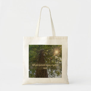 Vreedzaam bos met gouden licht natuurfoto tote bag