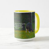 Vreedzame Koeien Grazen in Wildflower Bijbelvers Mok (Voorkant rechts)