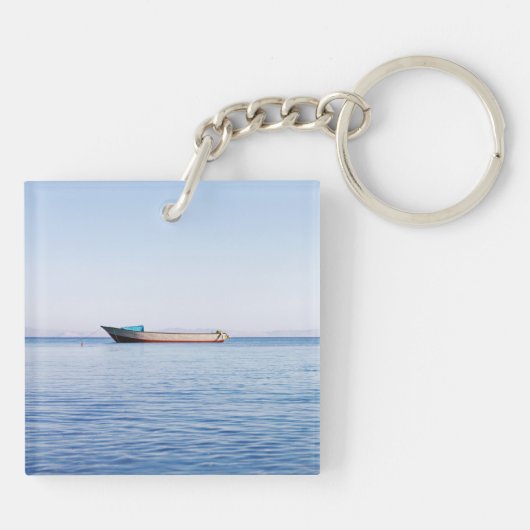 Vreedzame Oceaan & Eenzame Boot Fijne Kunst Foto Sleutelhanger (Achterkant)
