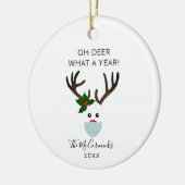 Vreemd kerstfeest 2020 rendier met gezichtsmasker keramisch ornament (Links)