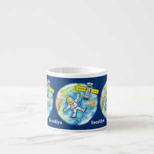 Vreemde astronaut in de ruimte en de cartoon espresso kop