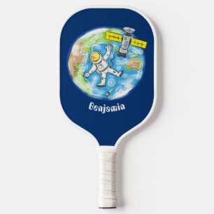 Vreemde astronaut in de ruimte en de cartoon pickleball paddle