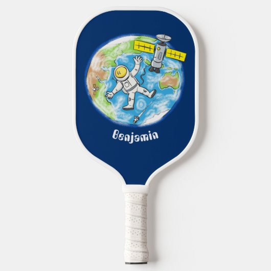Vreemde astronaut in de ruimte en de cartoon pickleball paddle (Voorkant)