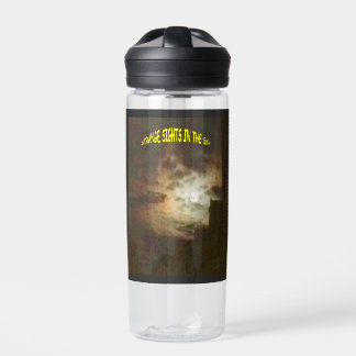 Vreemde bezienswaardigheden in de lucht waterfles