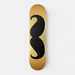 Vreemde zwarte snor tegen gouden achtergrond skateboard