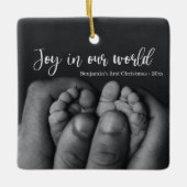 "Vreugde in onze wereld" Baby's eerste kerstvakant Keramisch Ornament (Voorkant)