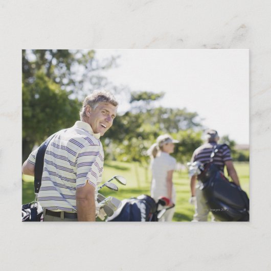 Vrienden die golftassen dragen briefkaart (Voorkant)