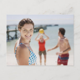 Vrienden die volleybal spelen op het strand briefkaart